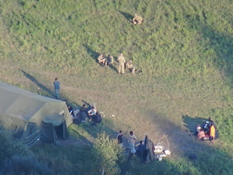 Straż Graniczna ujawnia kolejne nagranie, jak białoruscy pogranicznicy dowożą migrantów