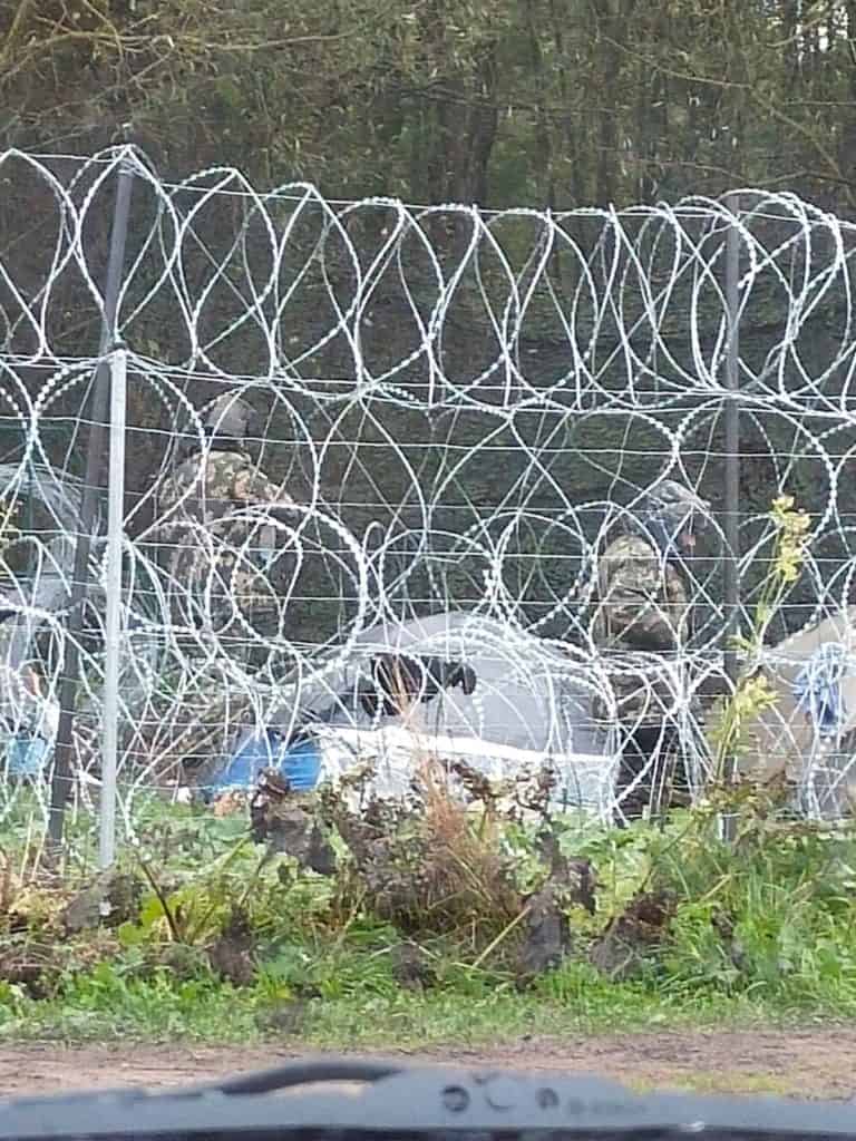 SG: Spodziewamy się kolejnych prowokacji. Służby białoruskie rozdają migrantom mundury