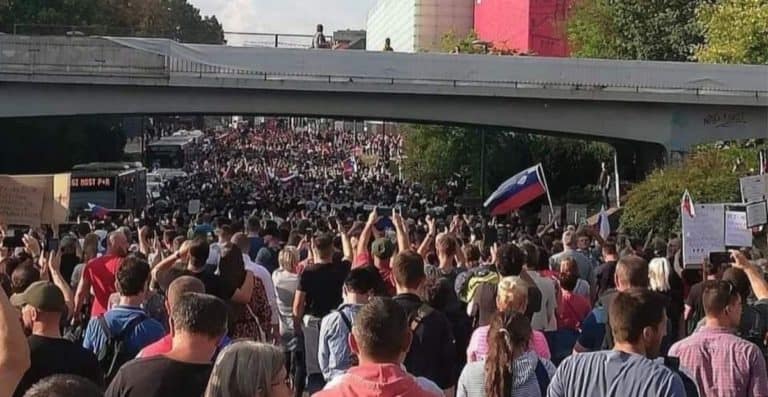 W Słowenii tysiące ludzi protestują po śmierci 22-latki po przyjęciu preparatu Johnson & Johnson. Rząd wstrzymał szczepienia