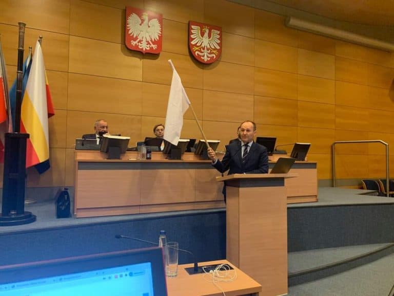 Czy polski parlamentarzysta zniszczył biało-czerwoną flagę, aby zrobić polityczny happening?
