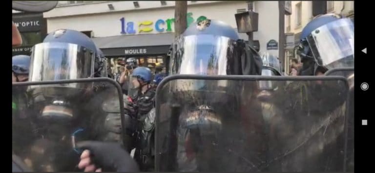 Starcia demonstrantów z policją w Paryżu. W kierunku policjantów poleciały kamienie