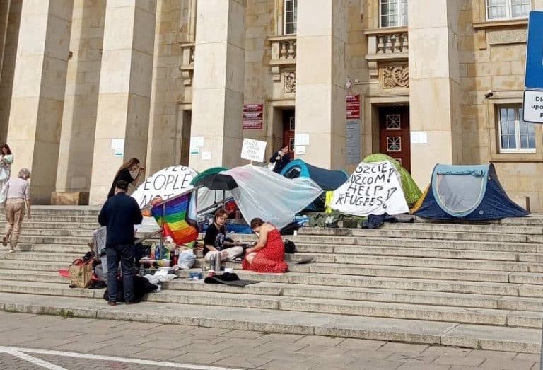 „Szmaty sobie powiewają” – zawiadomienie dot. znieważenia Flagi Polski przez wrocławskie aktywistki