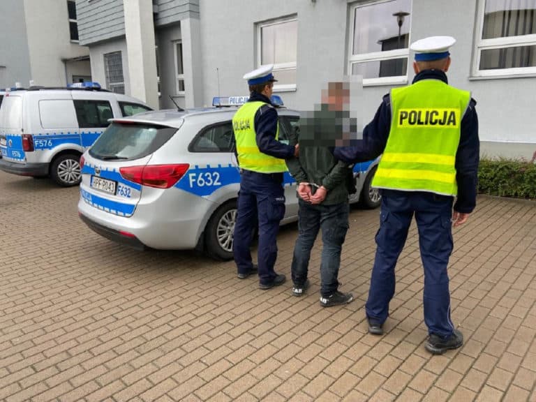 Ukrainiec w kradzionym aucie zatrzymany po policyjnym pościgu
