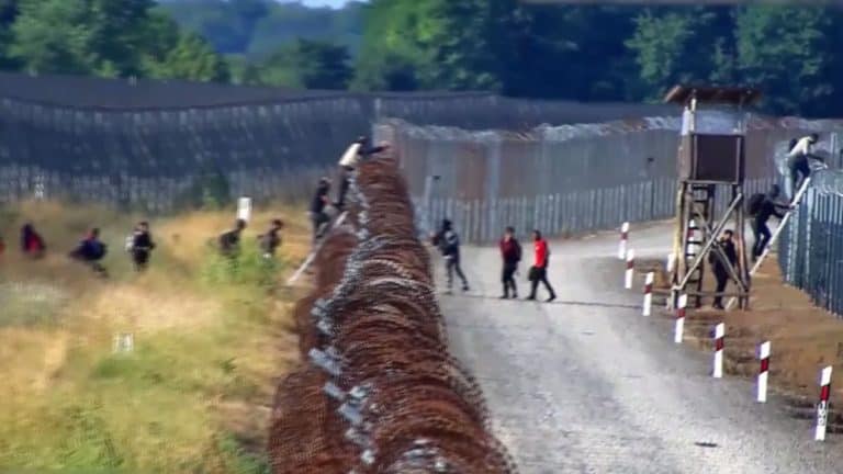 Tak nielegalni migranci szturmują granicę Węgier, forsując zasieki
