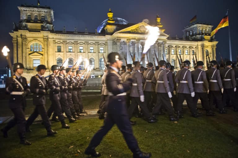 Niemcy: Przed Reichstagiem odbył się przemarsz żołnierzy… z pochodniami