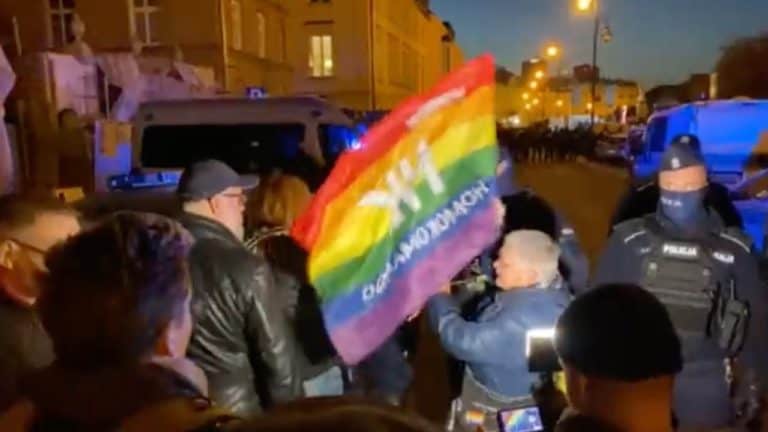 „Babcia Kasia” chciała przedrzeć się do narodowców i szarpała się z policją
