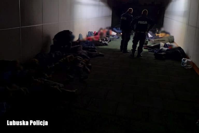 Lubuscy policjanci przed północą po raz kolejny zatrzymali busa z 41 migrantami