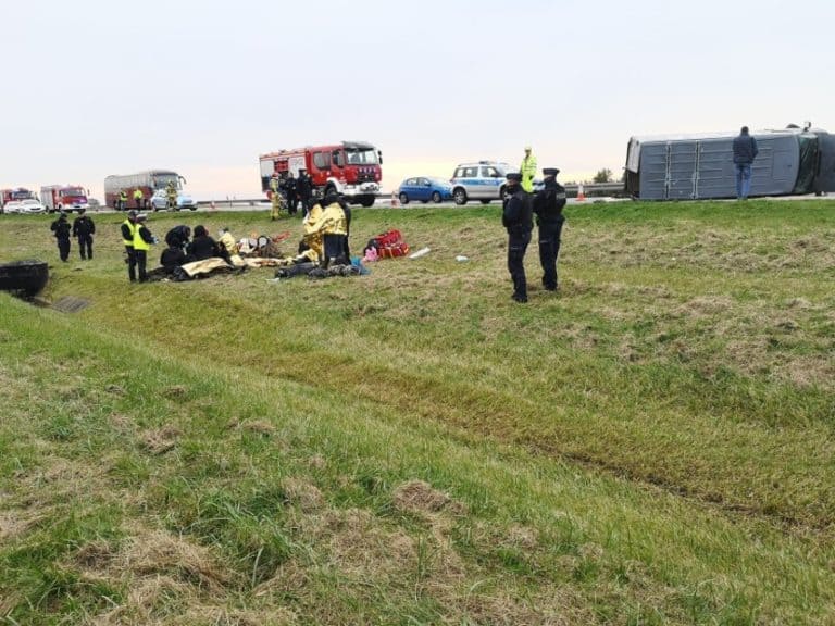 Wypadek busa z migrantami na autostradzie A2. Policja wciąż poszukuje pasażera, który uciekł