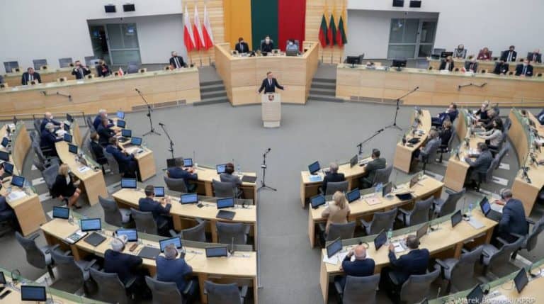 Duda korzy się przed Litwinami: Polska ma sobie wiele do zarzucenia