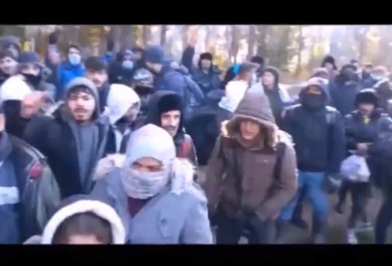 Coraz trudniejsza sytuacja na granicy – tak Straż Graniczna powstrzymywała tłum migrantów /film/