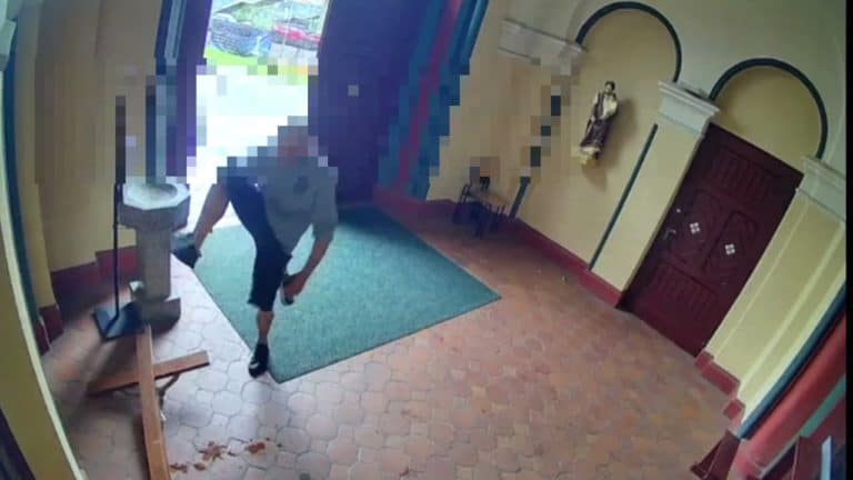 Sąd zdecydował o losie 33-latka, który pobił księdza, znieważył krzyż i zdewastował kościół