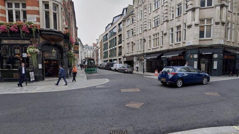 W Londynie mężczyzna atakował ludzi młotkiem, raniąc cztery osoby