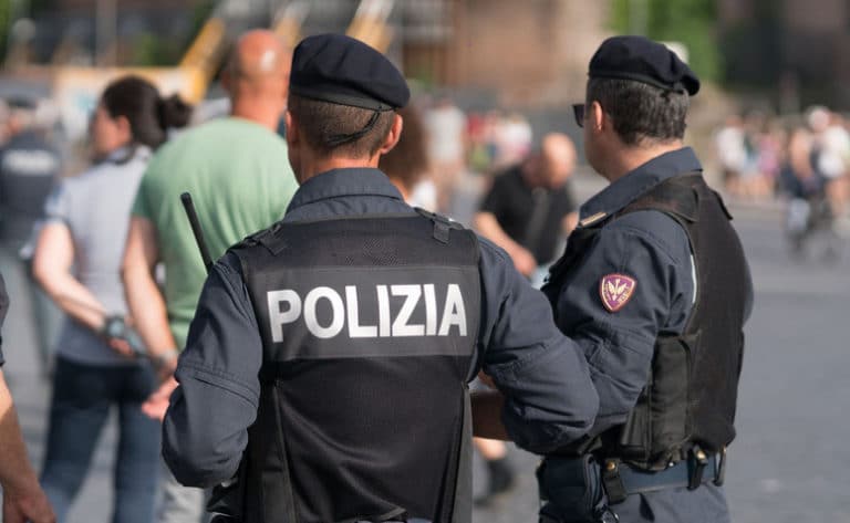 Włochy: Policjanci zdjęli hełmy przed protestującymi przeciwko przymusowym szczepieniom