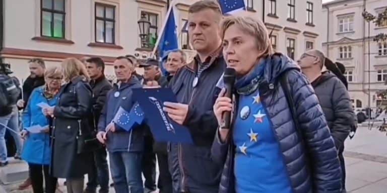 Rzeszowska opozycja śpiewa „Odę do radości” /film/