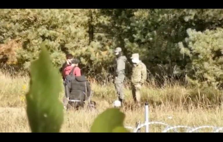 Udostępniono nagranie, jak białoruscy pogranicznicy instruują migrantów przed forsowaniem granicy