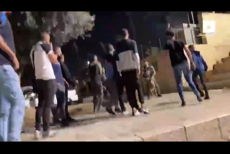 Izraelscy policjanci z psami atakują młodych Palestyńczyków w Jerozolimie /filmy/