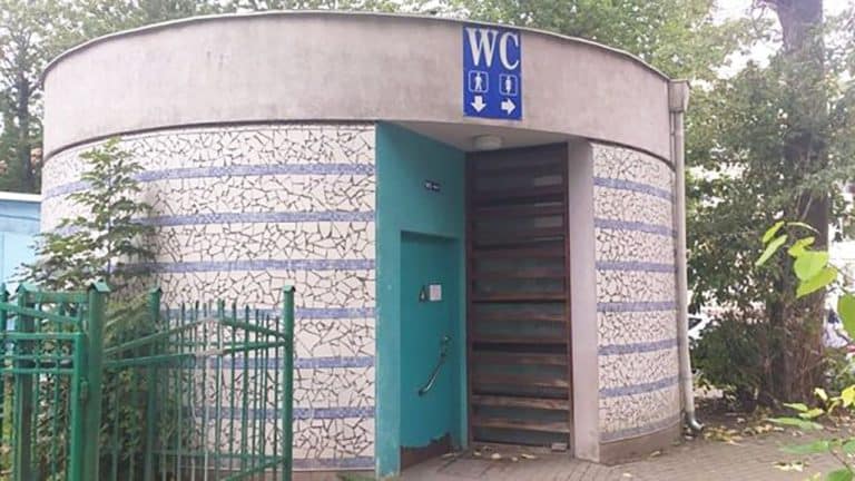 Zburzono szalet, który kosztował ponad ćwierć miliona złotych