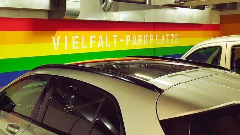 W Niemczech pojawiły się miejsca parkingowe „Nur für LGBT”
