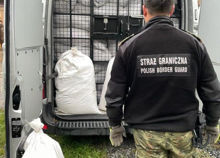 Towar wart blisko pół mln zł w porzuconym busie
