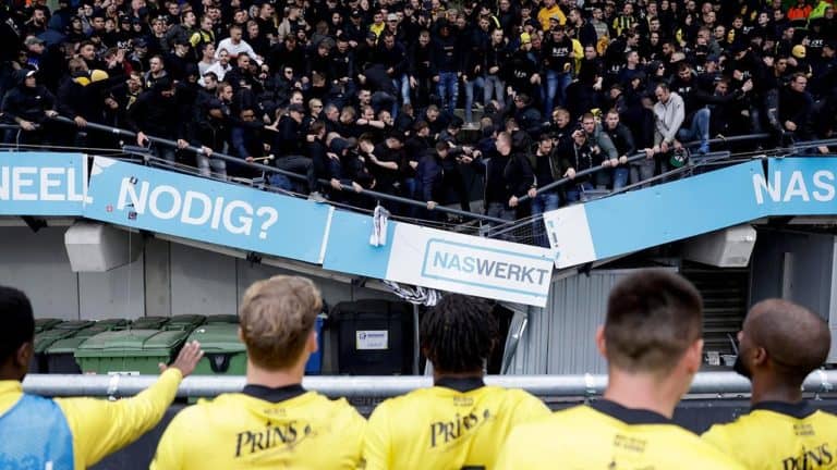 Trybuna z kibicami runęła w czasie meczu holenderskiej Eredivisie