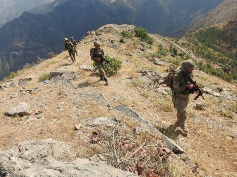 Film: Tureccy komandosi zdobyli kwaterę główną PKK w regionie Avaşin /północny Irak/