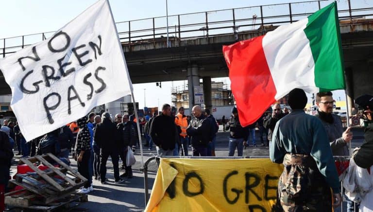 Włoskie władze przedstawiają pusty rynek podczas protestu przeciwko segregacji  gdy tymczasem całe centrum miasta było zajęte