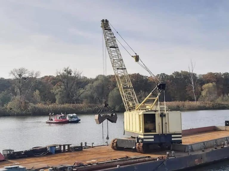 We Wrocławiu z rzeki wydobyto wrak samochodu, który może należeć do NATO