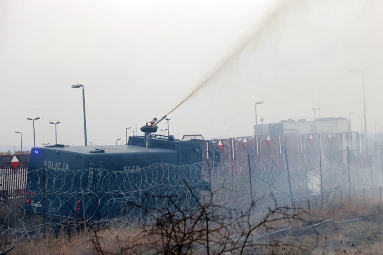 W starciach z migrantami ranni zostali policjant, funkcjonariuszka Straży Granicznej oraz żołnierz WP