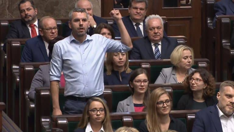 Zdołaliśmy się już przyzwyczaić, że „politycy” Lewicy zachowują się – mówiąc oględnie – dość dziwnie. …