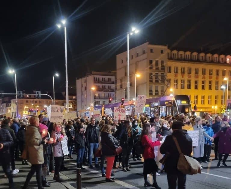 Zwolennicy zabijania nienarodzonych dzieci cynicznie wykorzystują śmierć 30-letniej kobiety w Pszczynie
