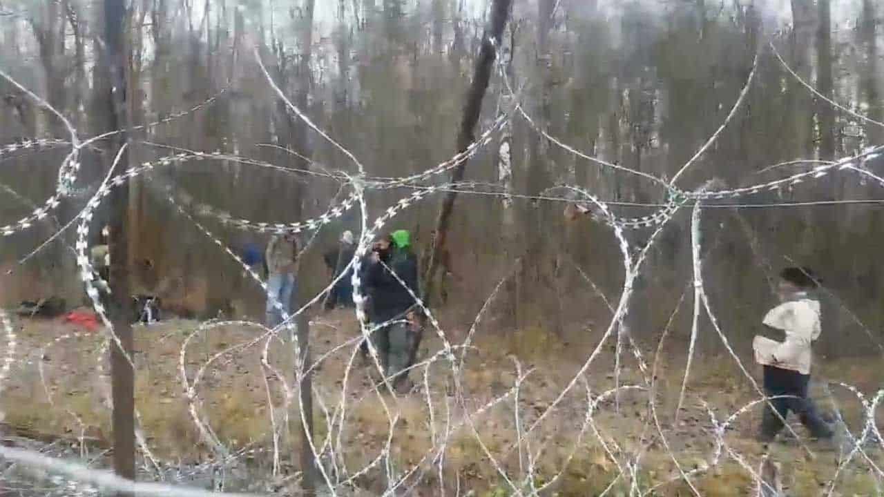 Atak migrantów na polskie posterunki na granicy /film/