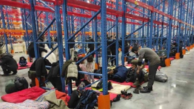 W Bruzgach migranci mają już sklepy, kantor i kebab, a będą też mieć polową łaźnię i „centrum prasowe”
