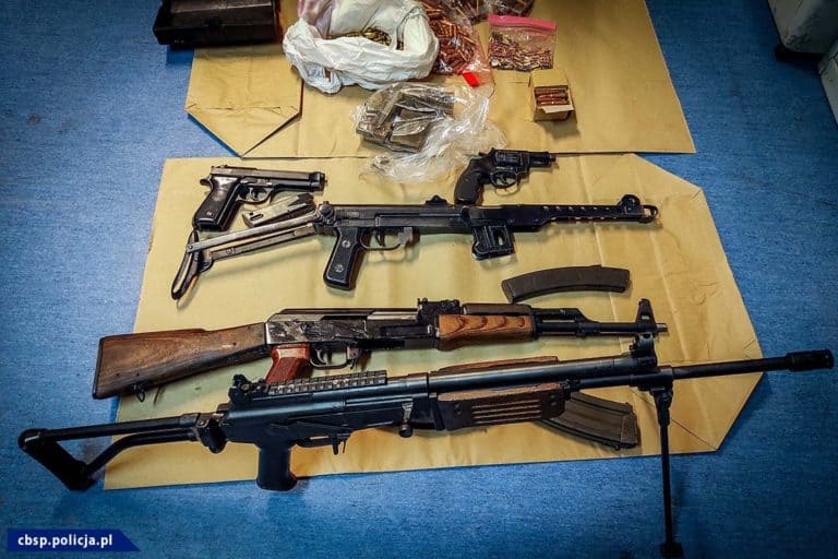98 jednostek broni palnej, ponad 30 tys. sztuk amunicji – rozbito gang handlarzy bronią