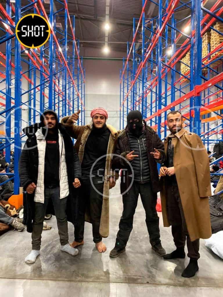 Reżim Łukaszenki wyposażył imigrantów w… garnitury