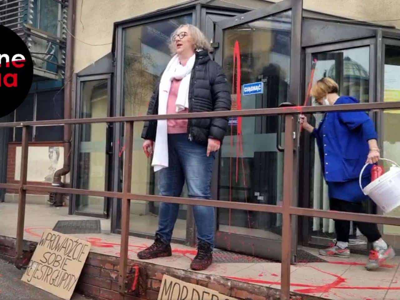 Marta Lempart oblała czerwoną farbą drzwi siedziby PIS