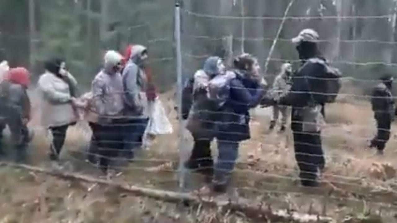 Szokujący film: Uzbrojeni białoruscy funkcjonariusze wpychają kobiety i dzieci na płot