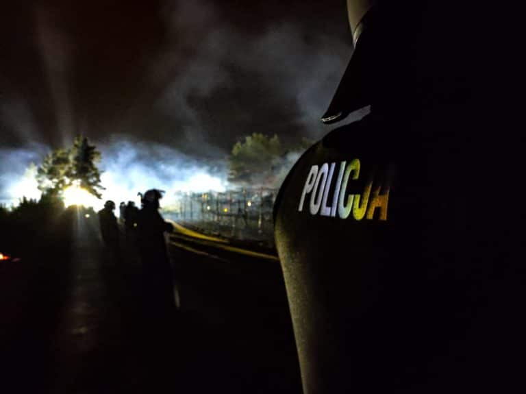 Duża grupa migrantów wdarła się do Polski. Policjanci zostali zaatakowani kamieniami