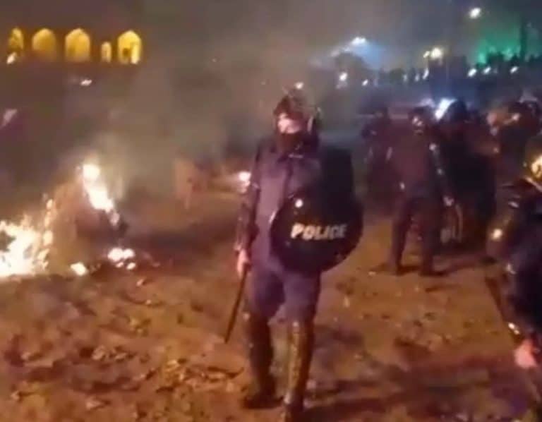 Iran: Siły specjalne spacyfikowały miasteczko namiotowe protestujących rolników w Isfahanie /filmy