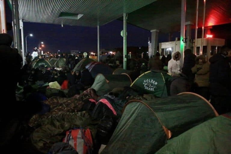 W rejonie Starzyny odparto atak kilkusetosobowej grupy migrantów. Przy przejściu granicznym Bruzgi powstaje kolejne koczowisko