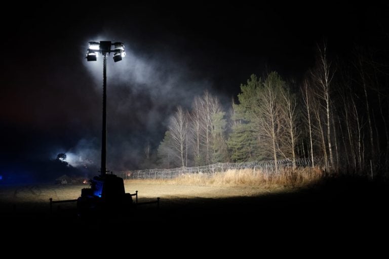 Noc na granicy minęła w miarę spokojnie. Migranci koczują w namiotach