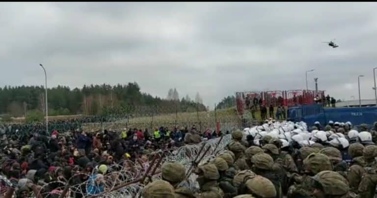 Na przejściu granicznym w Kuźnicy po stronie białoruskiej gromadzą się nielegalni imigranci