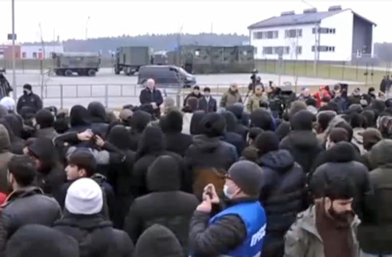 Łukaszenka spotkał się z migrantami przebywającymi w Bruzgach