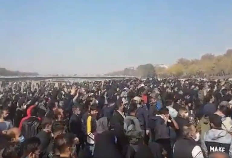 Iran: Okolice Pol-e Chadżu w Isfahanie znów są pod kontrolą demonstrantów. Siły porządkowe zmuszone zostały do odwrotu