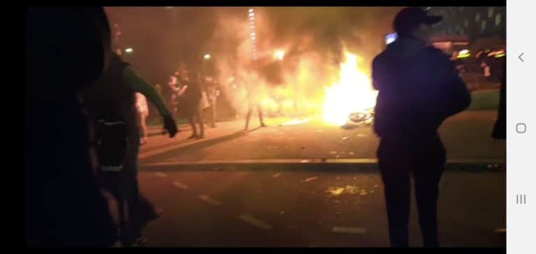 Protest przeciwko obostrzeniom w Rotterdamie przeistoczył się w zamieszki