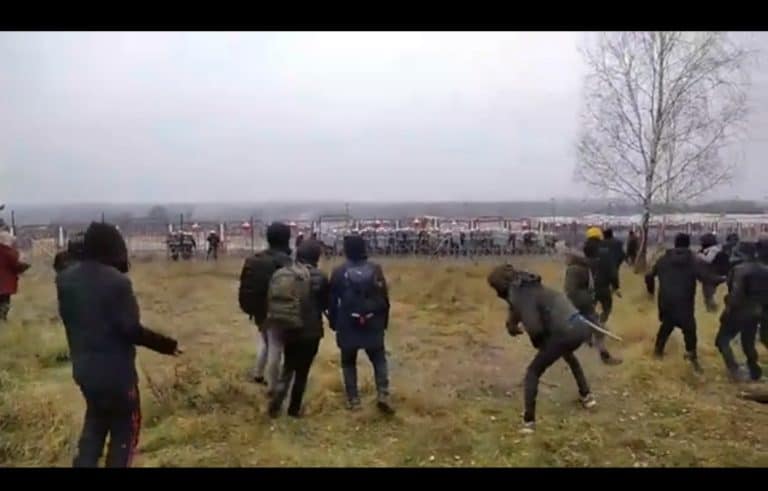 Migranci atakują naszych żołnierzy i funkcjonariuszy kamieniami /filmy/