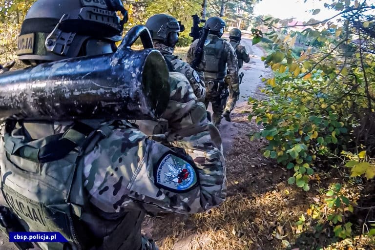 14 zatrzymanych w tym 3 policjantów w śledztwie dotyczącym przemytu i handlu narkotykami