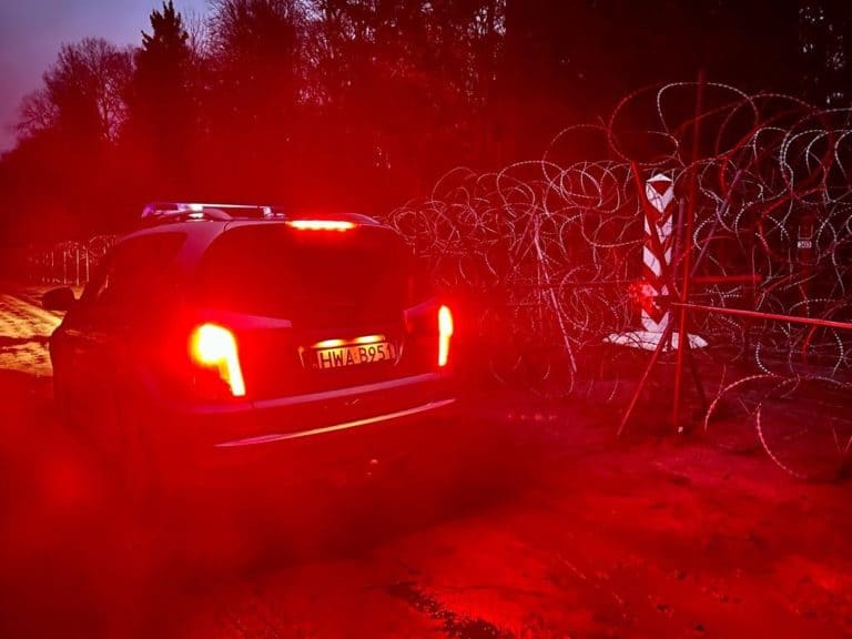 Kolejne próby siłowego forsowania granicy przez agresywnych migrantów