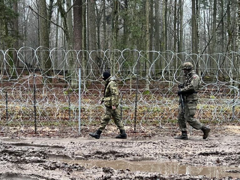 Nie ustają ataki i próby forsowania przez migrantów granicy polsko-białoruskiej