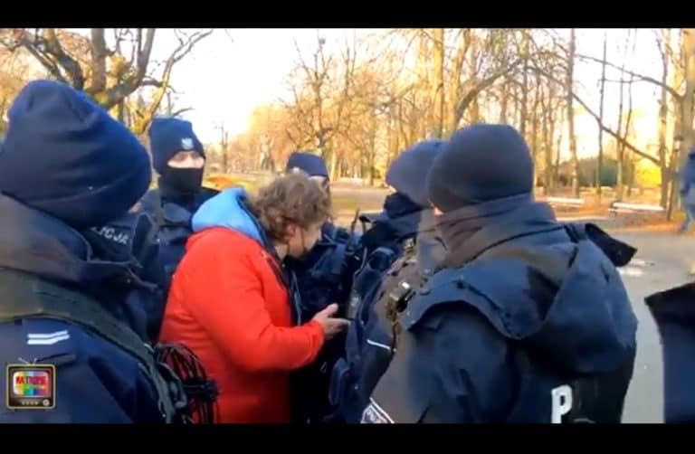Agresywny szur z tzw. Lotnej Brygady Opozycji atakuje policjantów /film/