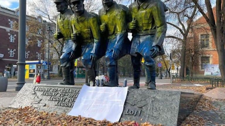 W Krakowie pomnik Józefa Piłsudzkiego został zdewastowany przemalowany na ukraińskie barwy
